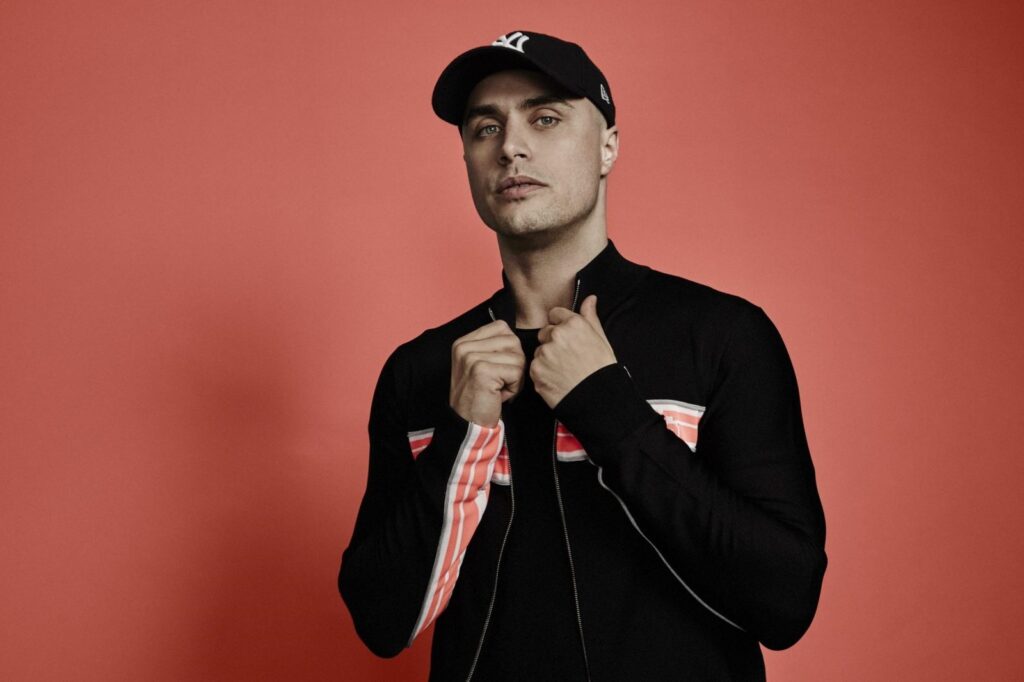 ILLY ALBUM PIC scaled e1610676253371