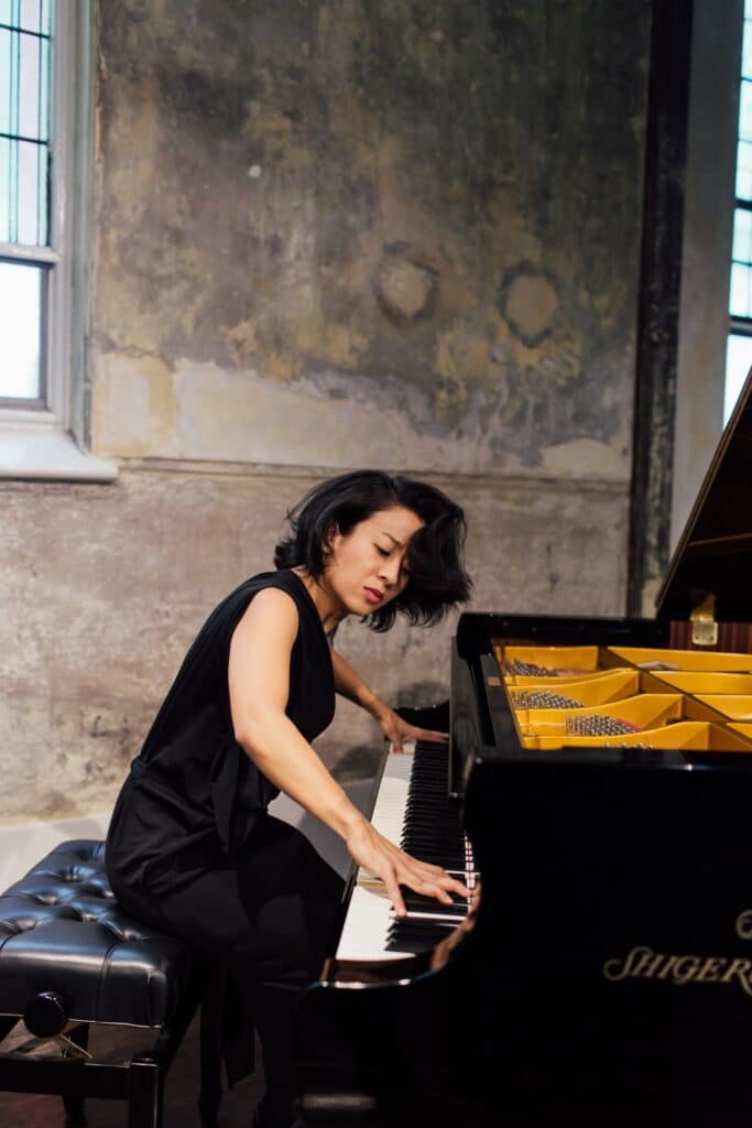 Aura Go Anne Moffat 4