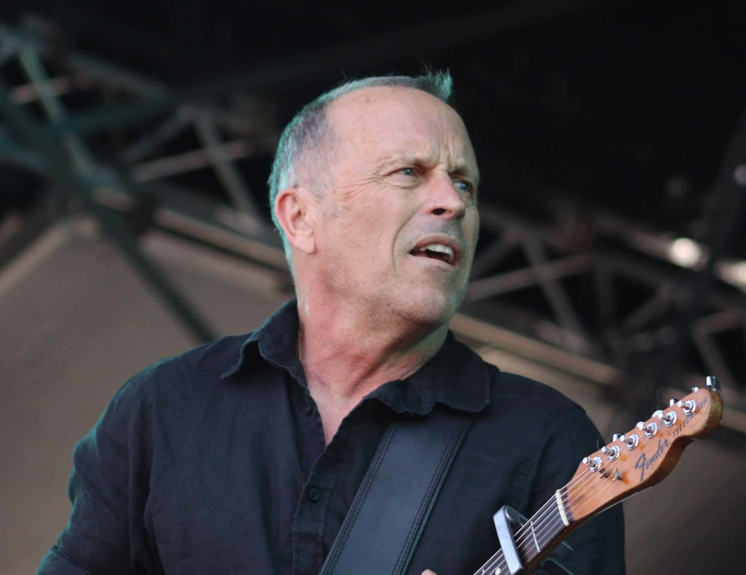 Mark Seymour With Vika & Linda Bull