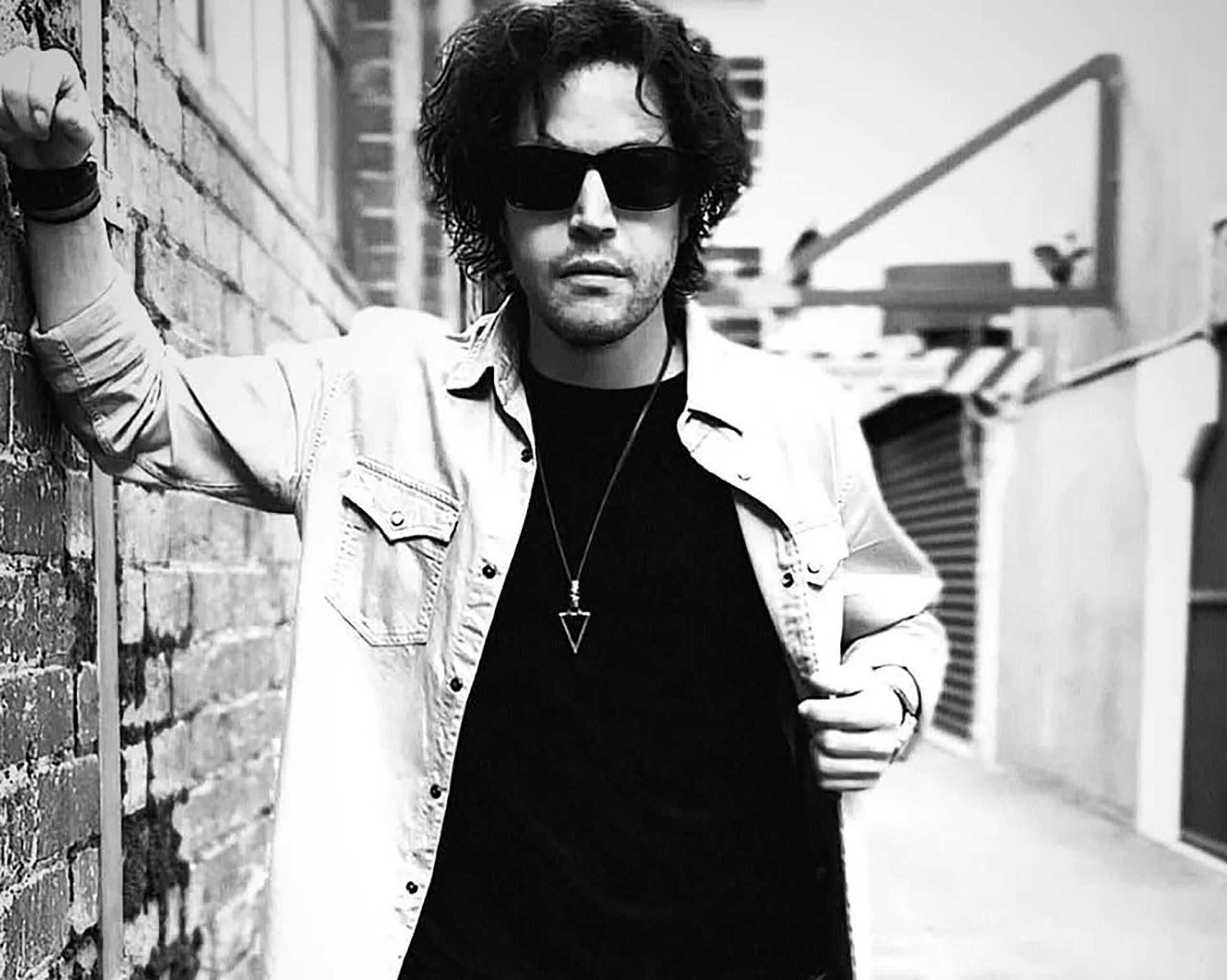 Jason Ayres Set To Open For The Fabulous Caprettos